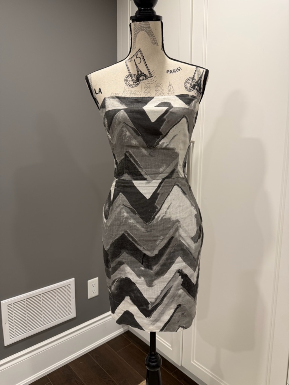 Banana Republic 100% Linen Strapless Dress, Grey Tones Chevron Stripe Print